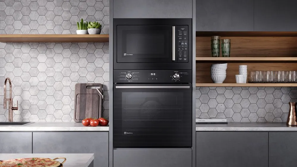 Micro-ondas de Embutir Electrolux 34L Preto Experience com Descongelamento Assistido (ME3BP)